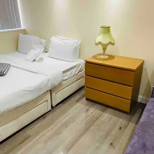 5 Bedroom House By Monishortlets Apartment Dagenham